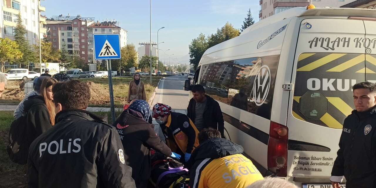 Konya’da kavşakta can pazarı! Motosikletle minibüs çarpıştı