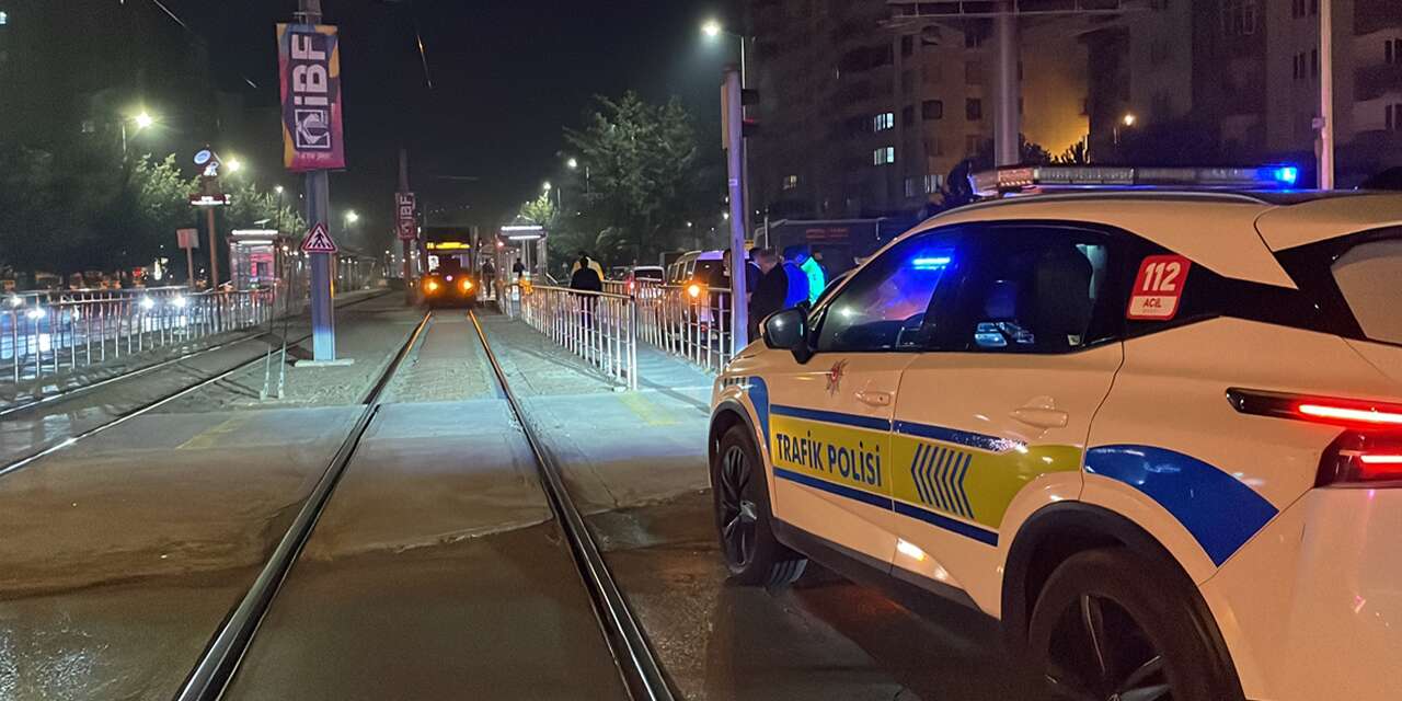Karşıya geçerken tramvay çarptı! 68 yaşındaki kişinin durumu ağır