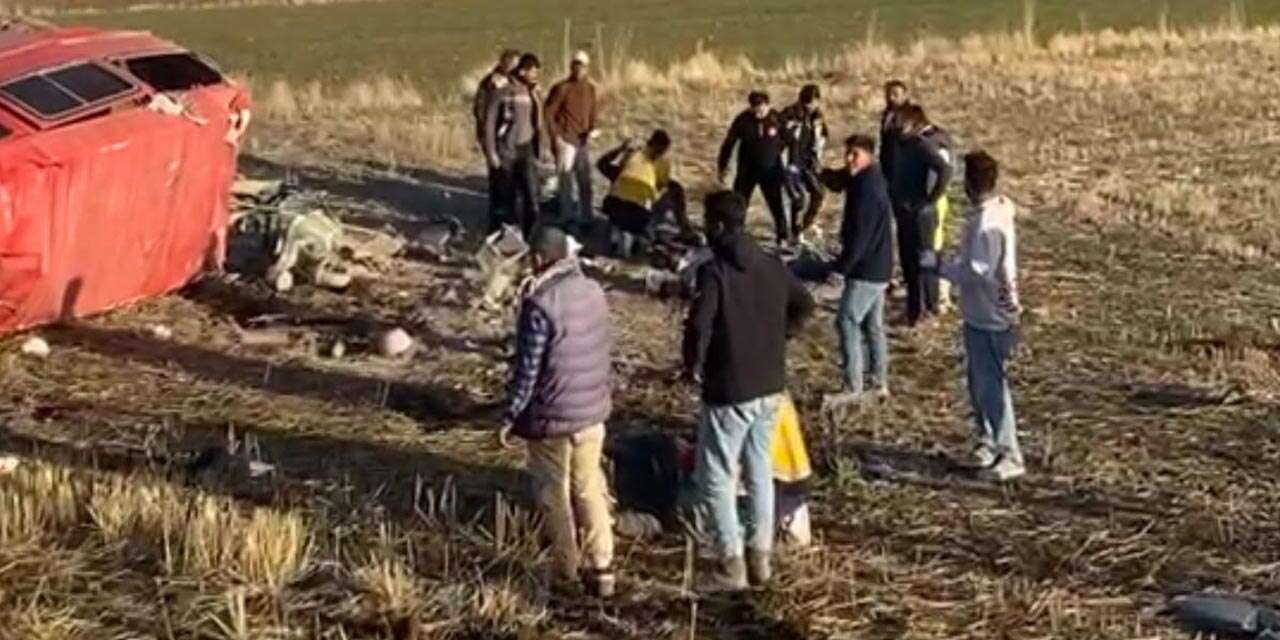 Konya’da parke işçilerini taşıyan minibüs devrildi! 6 yaralı var