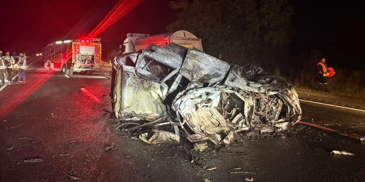 YHT köprü ayağına çarpan elektrikli araç alev aldı, sürücü öldü