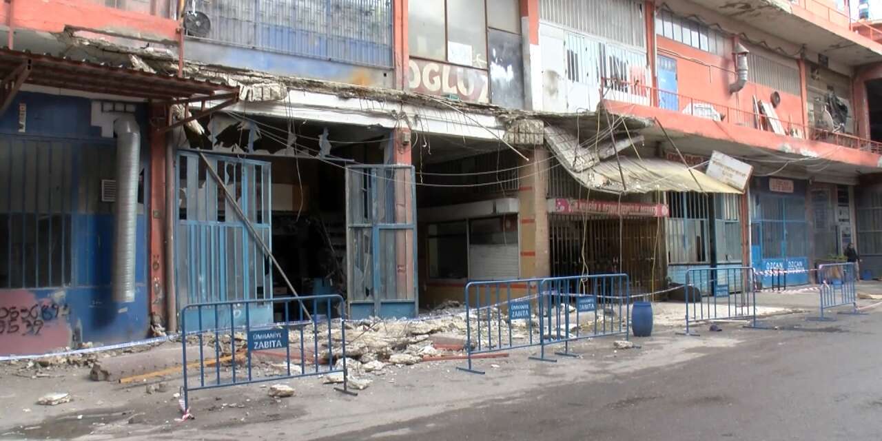 Sanayi sitesinde balkon çöktü, 3 işçi yaralandı
