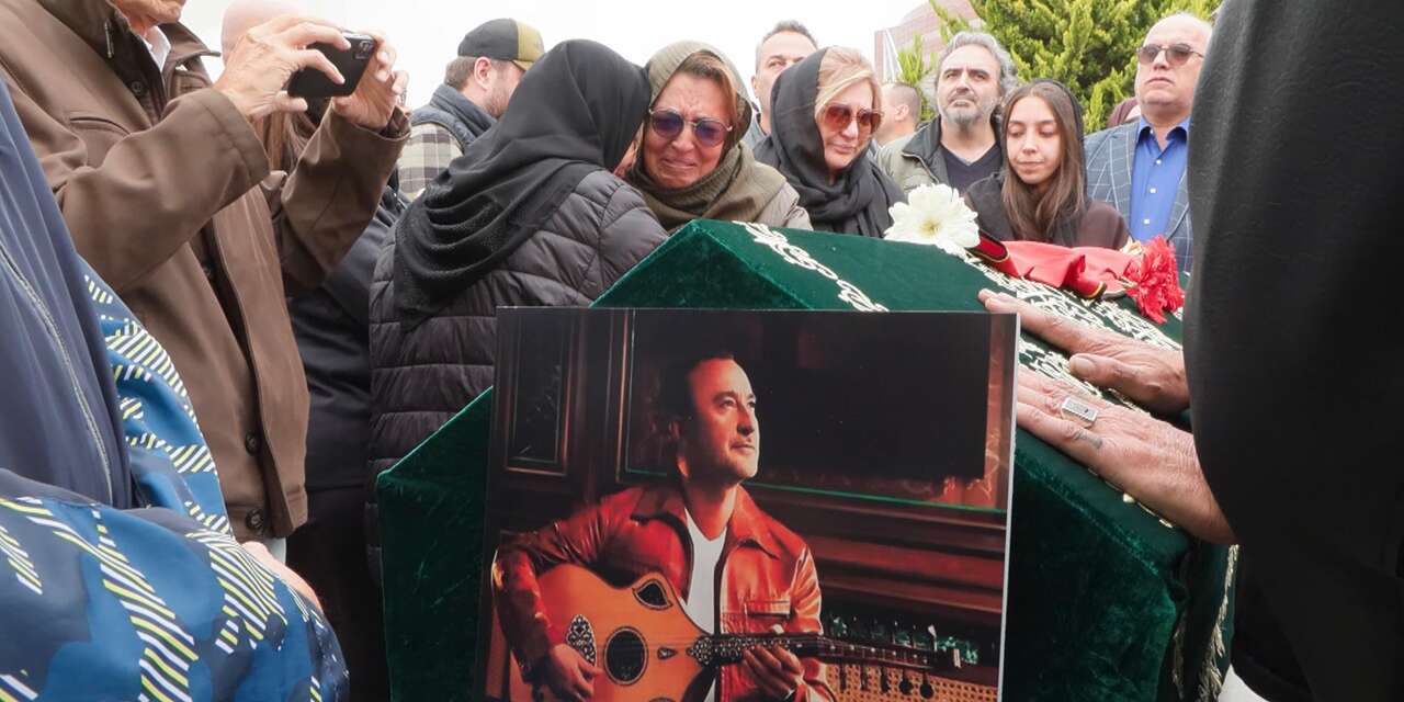 Şarkıcı NEV'e son görev! Gözyaşlarıyla toprağa verildi
