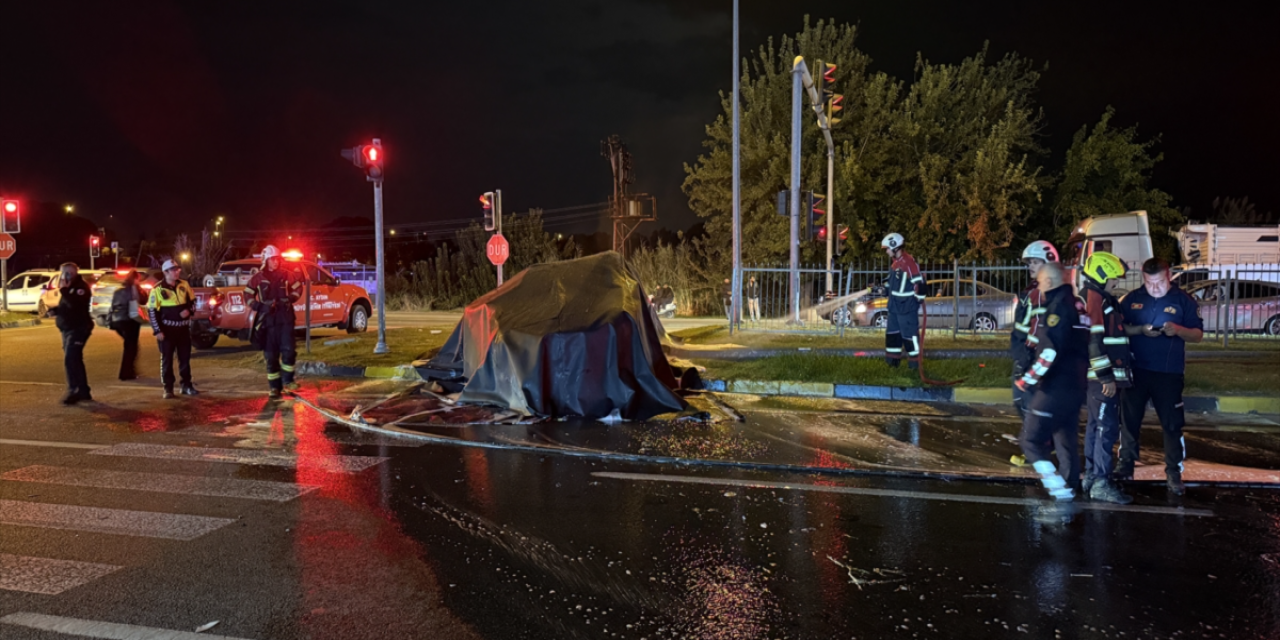 Elektrikli otomobil TIR'la çarpışıp alev aldı! Söndürmek 2 saat sürdü