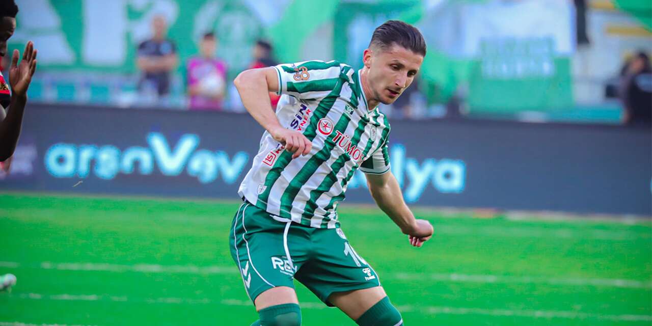 Konyaspor taraftarları pankart açtı, Enis Bardhi sessizliğini bozdu