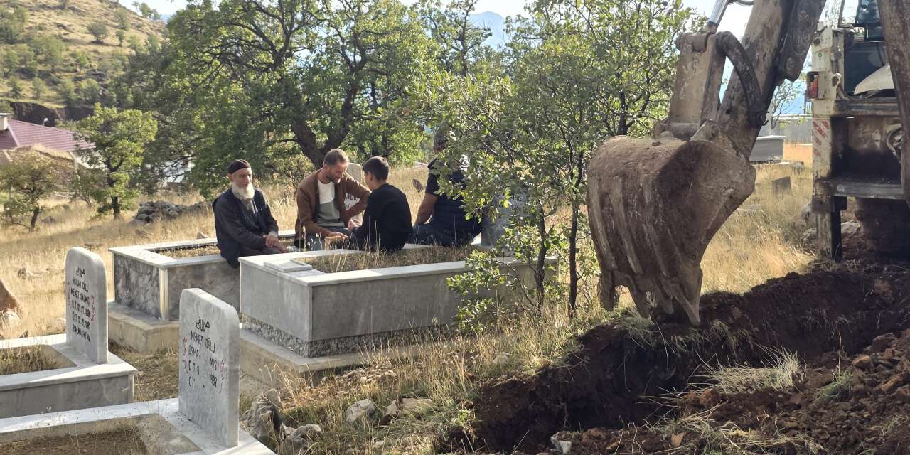 Ölüm gelmeden hazırlığını yaptı! Eşiyle kendine mezar kazdırdı
