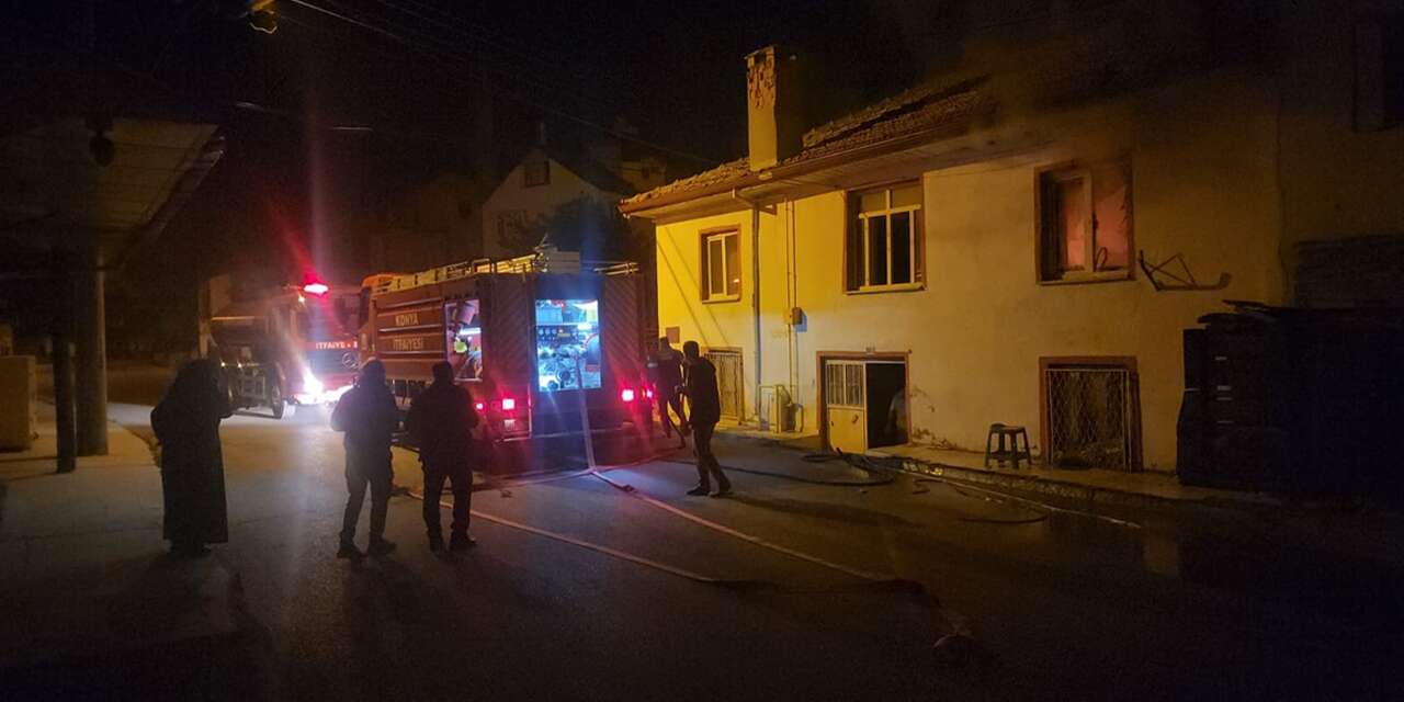 Konya’da 2 katlı evden alevler yükseldi, ailenin imdadına itfaiye yetişti