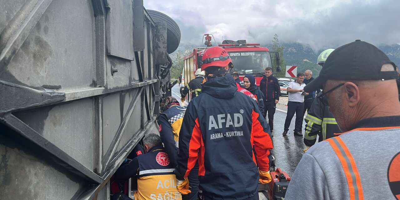 Antalya yolunda yolcu otobüsü devrildi! Ölü ve yaralılar var