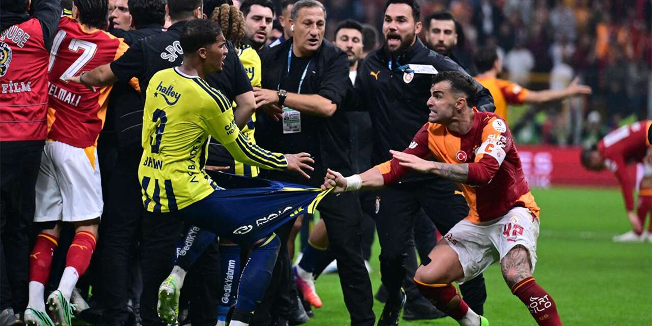 Yıllardır değişmeyen tablo! Derbide yine kartlar havada uçuştu