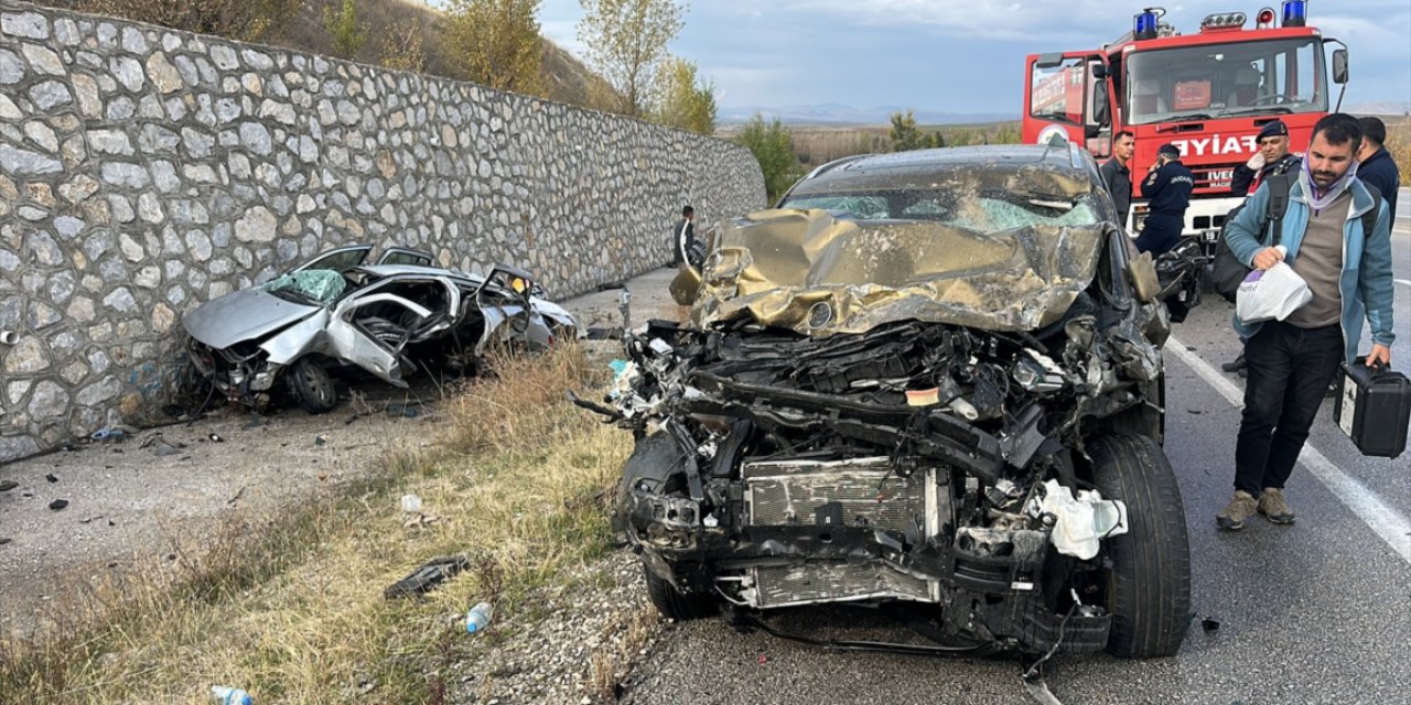 Baraj yakınlarında iki otomobil çarpıştı! Biri çocuk 4 kişi öldü