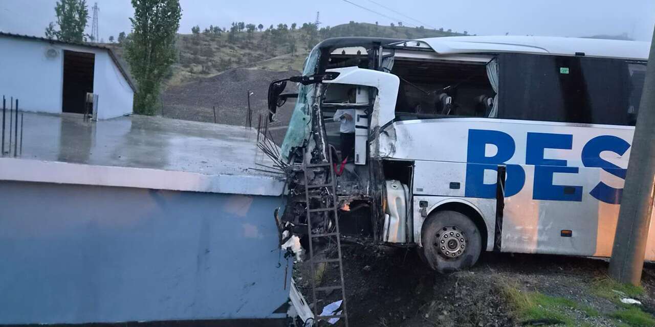 TIR’la çarpışan yolcu otobüsü eve girdi! Şoför öldü, 14 yaralı