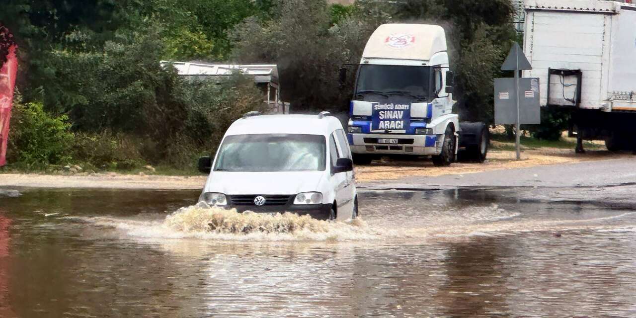 Bir ilimizde sel manzaraları! Yollar göle döndü, ev ve iş yerlerini su bastı