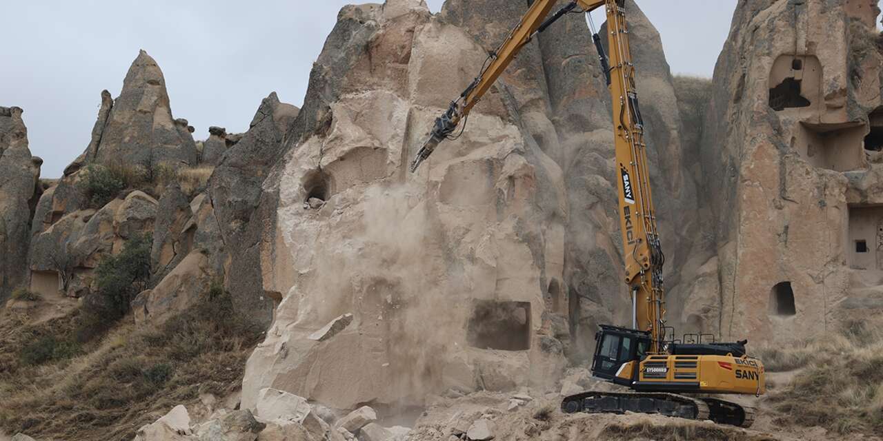 Göreme’deki riskli peribacaları güvenli şekilde yıkılıyor