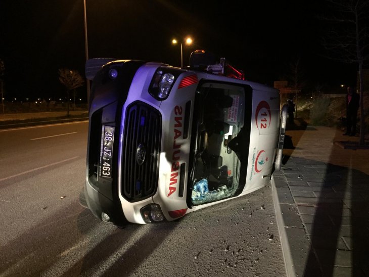 Otomobille çarpışan ambulans devrildi: 3 yaralı