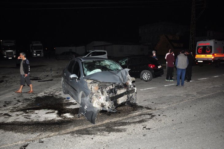 Manavgat'ta iki otomobil çarpıştı: 4 yaralı