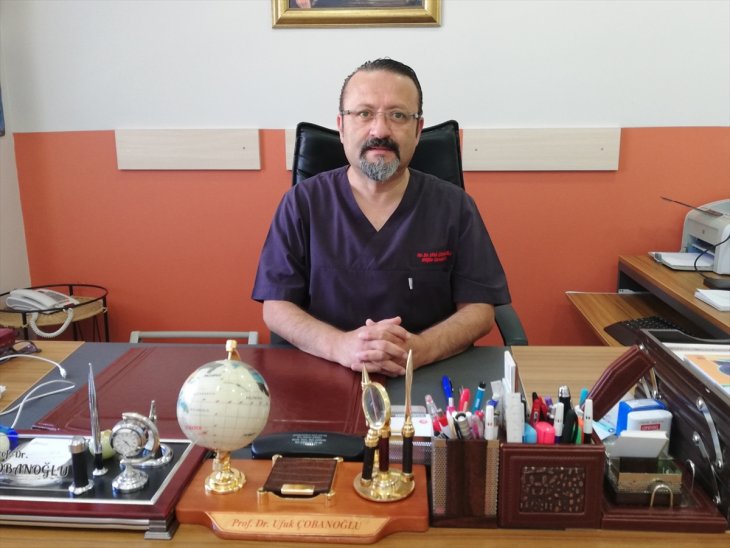 Kovid-19'u yenen profesör doktor yeniden göreve başladı