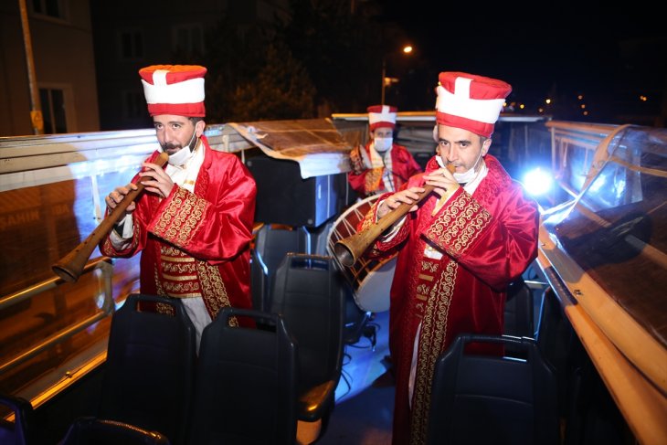 Sahura mehter marşlarıyla uyandılar