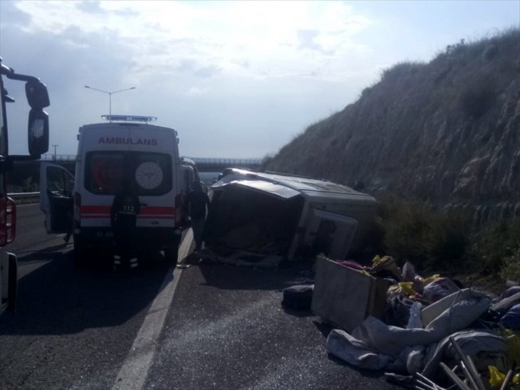 Tarım işçilerini taşıyan minibüs devrildi: 7 yaralı