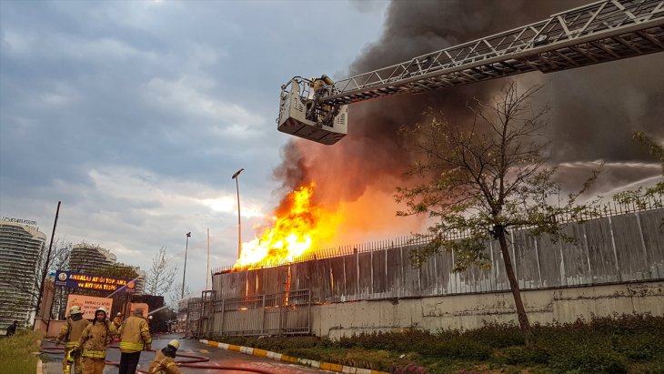 İstanbul'da ambalaj atığı toplama ve ayırma tesisinde yangın