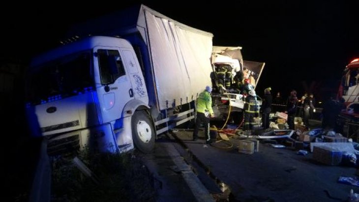 Kargo yüklü kamyonlar çarpıştı, yol savaş alanına döndü