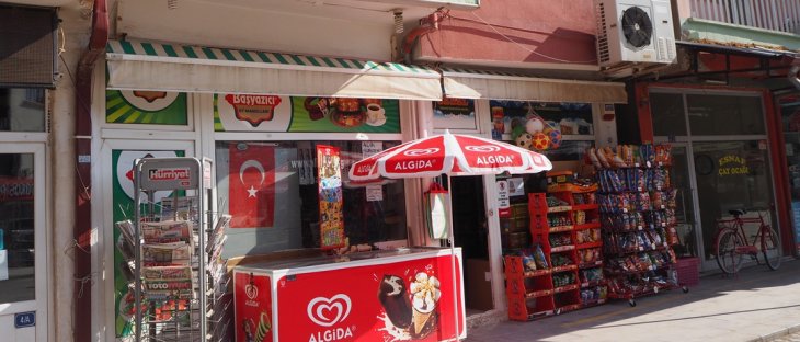 Konya'da bir hayırsever, marketin veresiye defterini satın aldı