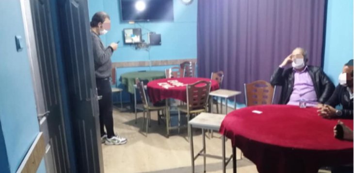 Konya polisinden kahvehaneye baskın! Tedbirleri ihlal edenlere işlem yapıldı