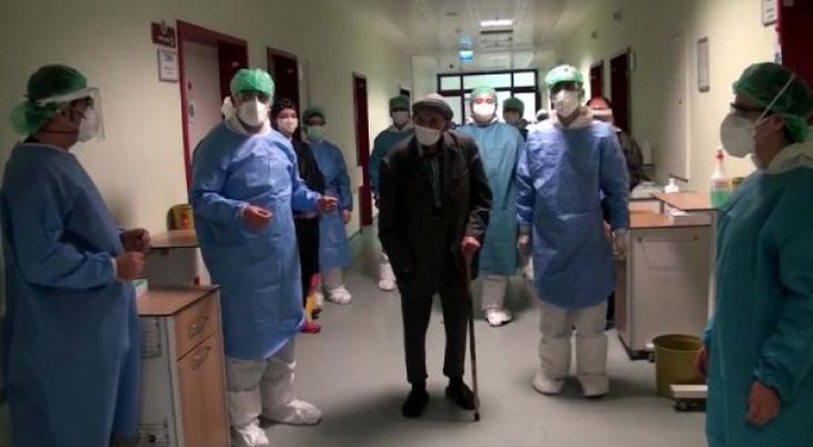101 yaşında koronavirüsü yendi, alkışlarla taburcu oldu