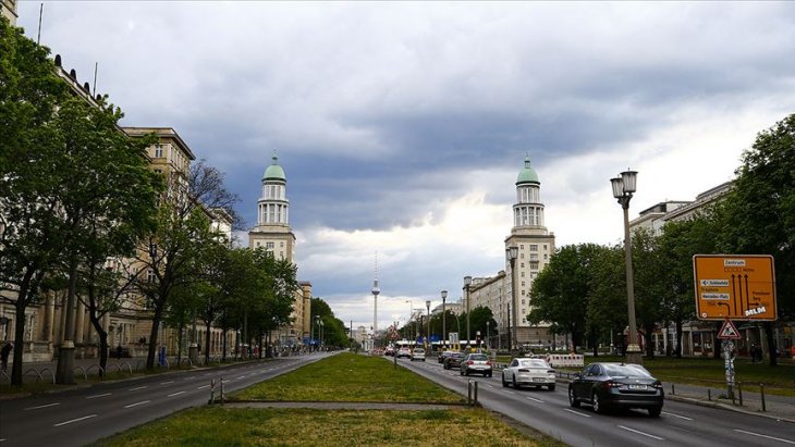 Almanya'da Kovid-19 önlemleri gevşetiliyor