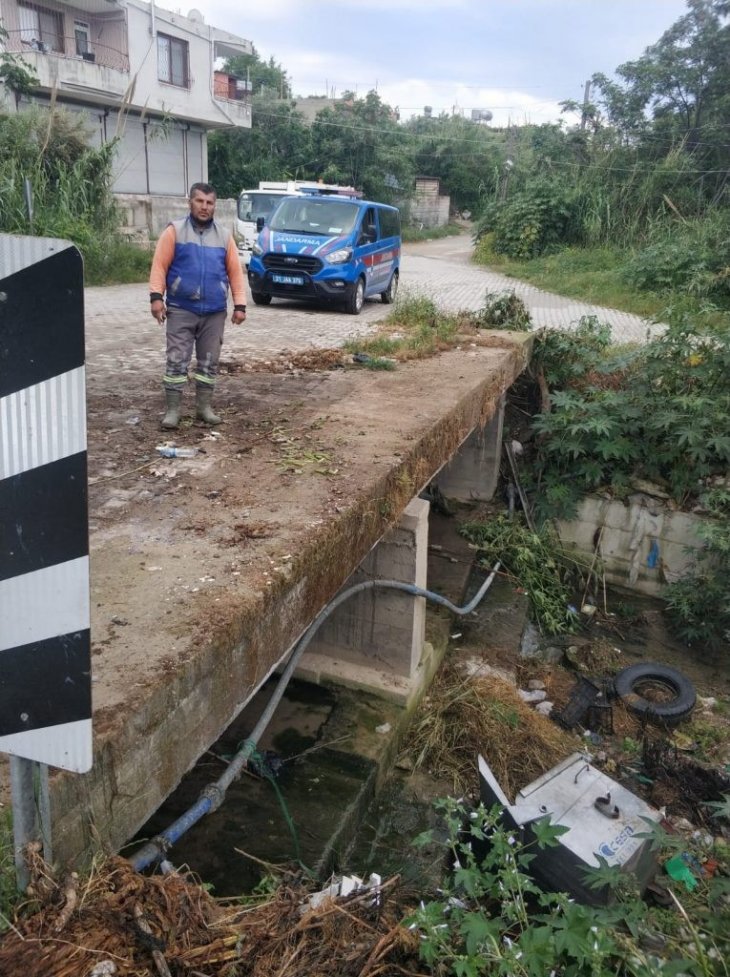 Temizlik işçisi çöp konteynerini boşaltmak isterken dereye düştü