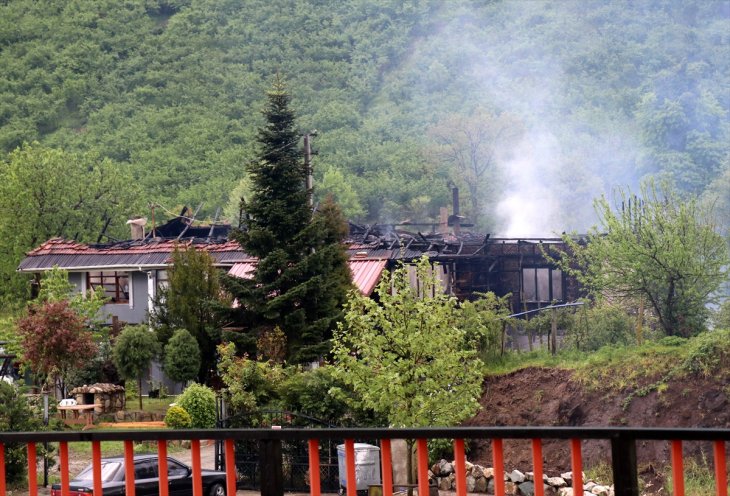 Bir ev, iki otomobil ve bir ahır yangında kül oldu