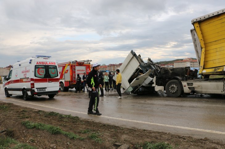 Ankara-Konya yolunda otobüs ile TIR çarpıştı: 9 yaralı