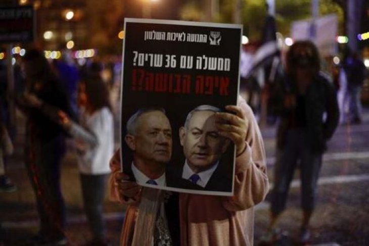 Tel Aviv’de sosyal mesafeli Netanyahu karşıtı gösteri