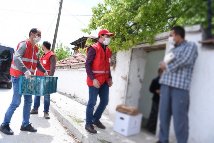 Kızılay gönüllüsü olan Başkan Kılca evlere yardım kolisi dağıttı