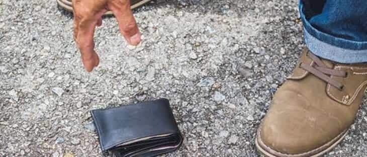 Konya'da örnek davranış! Sokakta bulduğu cüzdanı zabıtaya teslim etti