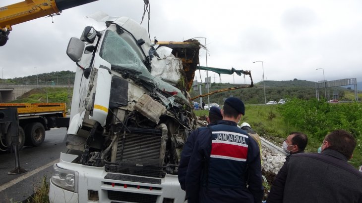 TIR devrildi, sürücü hayatını kaybetti