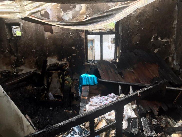Yangın çıkan evde uyuyan 4 çocuk ve anneyi komşuları kurtardı