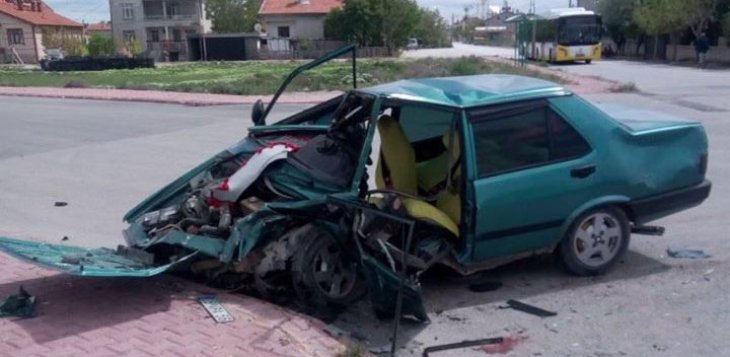 Konya’da iki otomobil çarpıştı, sürücüler ölümden döndü