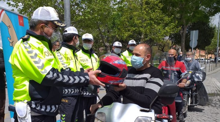 Konya Emniyet Müdürü Mustafa Aydın, sürücülere kask dağıttı