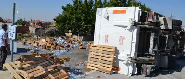 Konya'da su yüklü kamyonet devrildi