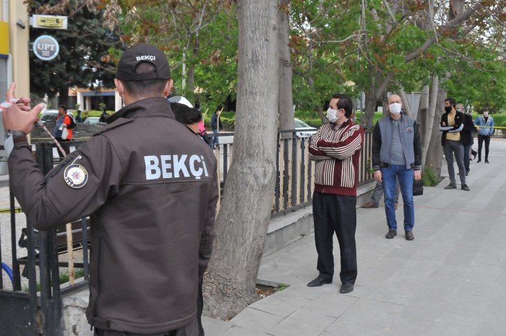 Konya'da PTT önündeki kuyrukta sosyal mesafeyi bekçiler korudu
