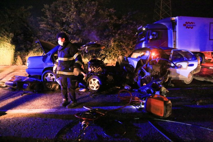İki otomobil çarpıştı, birinde yangın çıktı: 1 ölü, 2 yaralı