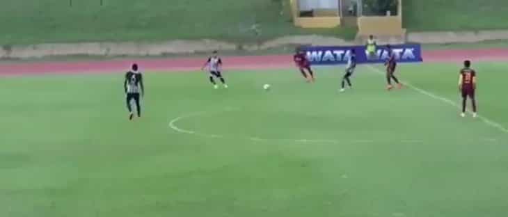 Futbol maçı sırasında oyunculara yıldırım çarptı| İşte o anlar