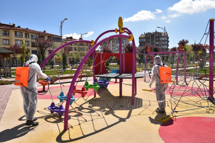 Selçuklu'da parklar çocuklar için yeniden dezenfekte ediliyor