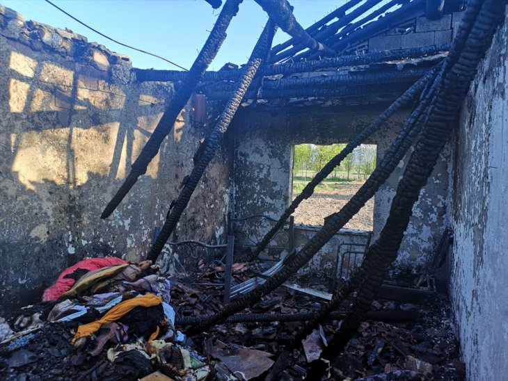 Konya’da evleri yanan aile sokakta kaldı