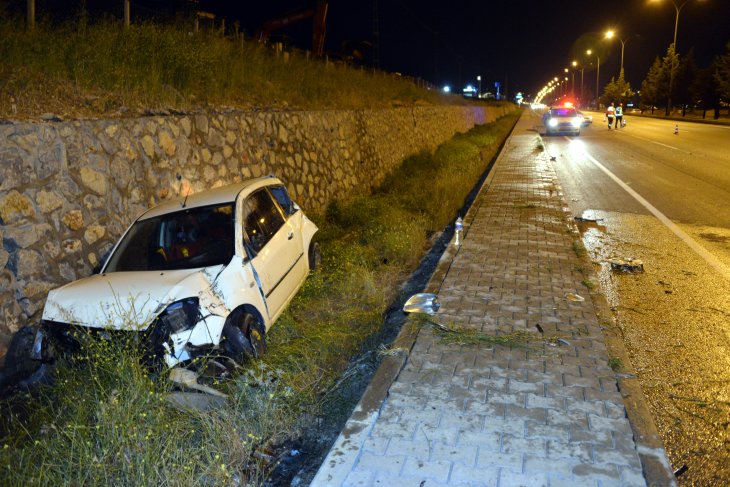 Yolcu otobüsüyle çarpışan otomobil sulama kanalına devrildi