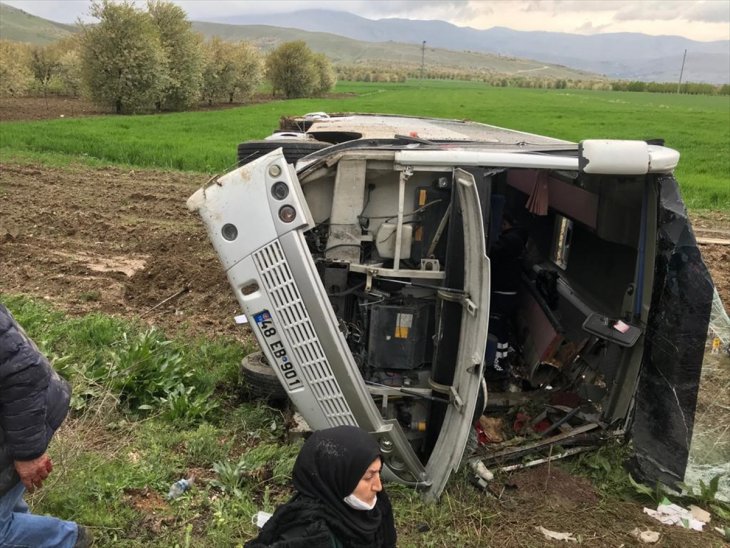 Karantina sonrası Konya yolunda kaza yaptılar: 16 yaralı