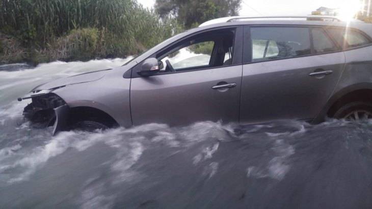 Şelaleye uçan otomobilden sağ kurtuldular