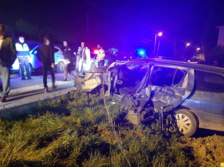 Feci kaza! Otomobil elektrik direğine çarptı: 2 ölü, 1 yaralı