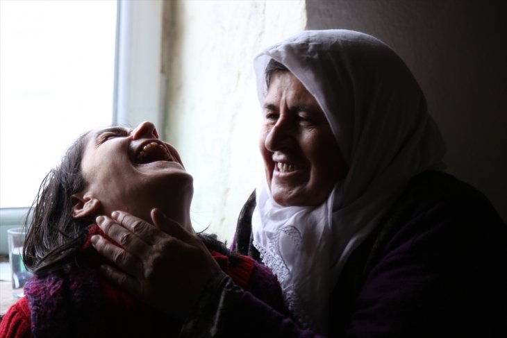 Konya'da 'çilem değil cennetim' dediği engelli kızına gözü gibi bakıyor