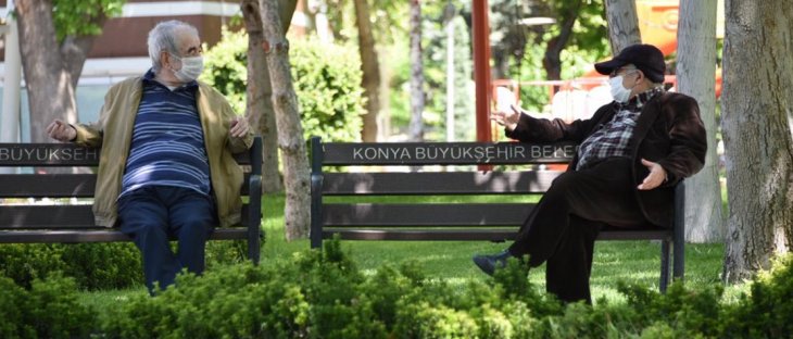 Konya'da 65 yaş ve üzeri vatandaşlar uzun bir aradan sonra sokağa çıktı