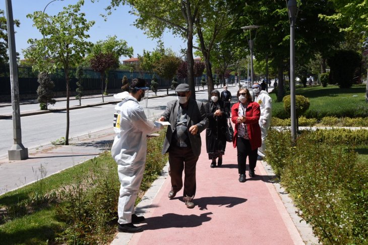 Konya'nın parkları 65 yaş üzeri vatandaşlarla şenlendi